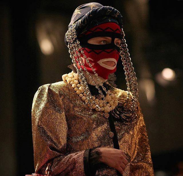 เกือบหวีดดด! นางแบบ-นายแบบ Gucci หิ้้วหัวตัวเองเดินในงาน Milan Fashion Week 