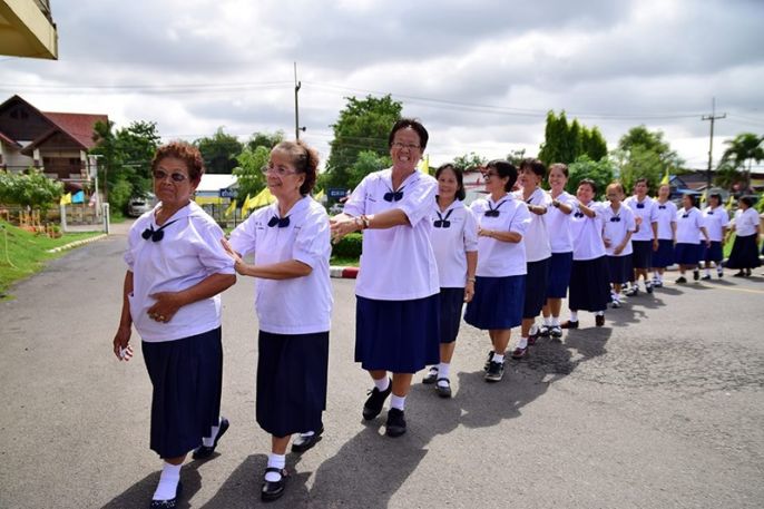 ไม่มีใครแก่เกินเรียน! ชมภาพน่ารักคุณตาคุณยายย้อนวัยใส่ชุดนักเรียนไปโรงเรียน