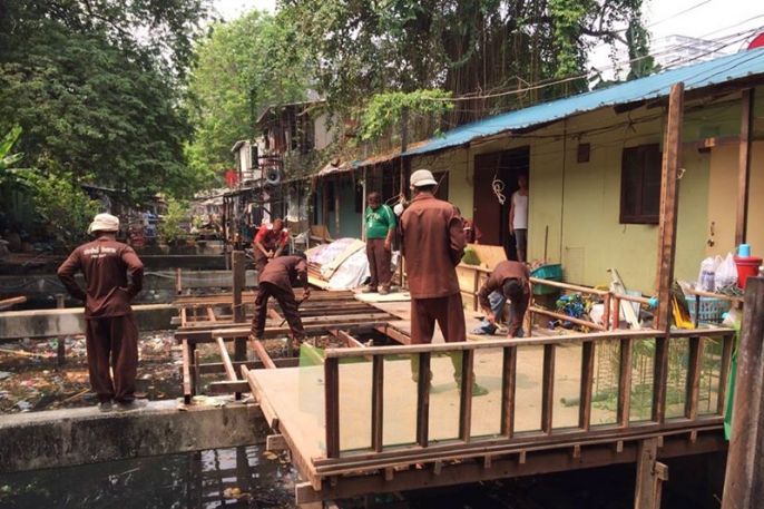 ‘คลองโอ่งอ่างโมเดล’ เขตวัฒนาลุยรื้อสิ่งปลูกสร้างรุกล้ำคลองเป้ง