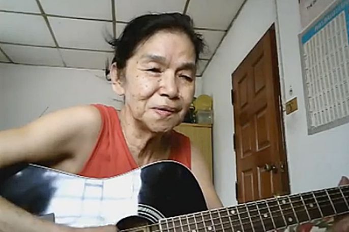 แห่กดไลค์ประทับใจ คุณยายหัวใจวัยรุ่น โชว์ดีดกีต้าร์ผสานน้ำเสียงสุดไพเราะ