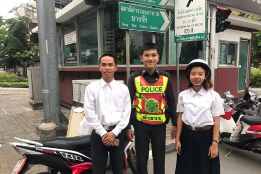 ชาวเน็ตแห่ชื่นชมตำรวจหนุ่มน้ำใจงาม ช่วยเหลือน.ศ.น้ำมันรถมอเตอร์ไซค์หมด