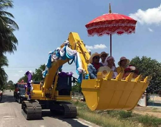 ฉีกทุกกฎเกณฑ์! ขบวนแห่นาค ปี 2017 นั่งรถแบ็คโฮเข้าวัดกันแล้ว