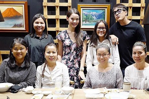 ณเดชน์-ญาญ่า ควงแขนครอบครัวทานอาหารชุดใหญ่ การันตีรักยังหวาน