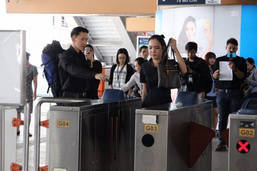 นี่ไงทางแก้!? BTS สาธิตการแตะบัตรรถไฟฟ้า ตอบรับคำร้องที่กั้นปิดไว-กระแทกสะโพก