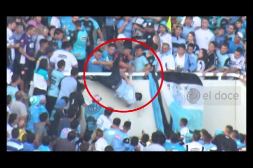 โหด หนุ่มแฟนบอลถูกผลักตกอัฒจันทร์ดับ เหตุโดนเข้าใจว่าเชียร์คู่แข่ง