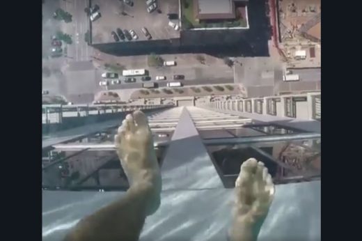 สระว่ายน้ำพื้นกระจกสุดเสียว มองทะลุก้นสระชมวิวสูงลิบ 42 ชั้น!