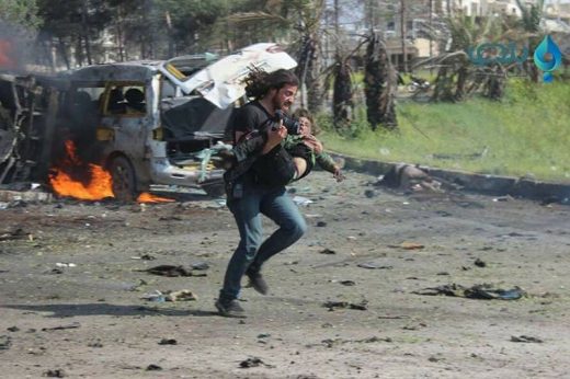 ช่างภาพซีเรียอุ้มร่างหนูน้อยเหยื่อระเบิดหาที่ปลอดภัย อีกหนึ่งภาพสุดหดหู่จากสงคราม