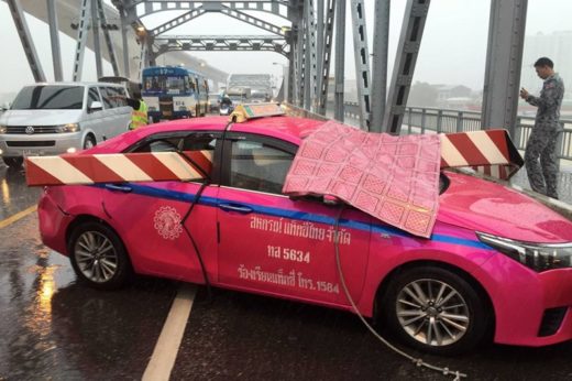 โชเฟอร์ถูกไม้กั้นสะพานกรุงเทพเสียบรถ อาการโคม่าต้องควักลูกตา-ผ่าตัดสมอง