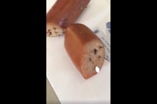 เจ้าของหมาช็อก เจอไส้กรอกยัดไส้ใบมีดในสนามหญ้า!