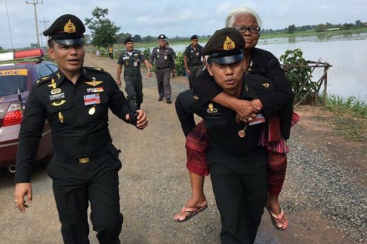 ภาพเดียวกินใจ นายทหารแบกคุณยายขึ้นหลังไปส่งให้ทันรับเสด็จฯ