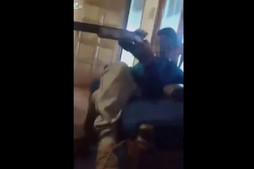 ช็อก วินาทีเด็กชายวัย 13 พลาดเหนี่ยวไกยิงเพื่อนดับคาที่ หลังเอาปืนยาวพ่อมาเล่น