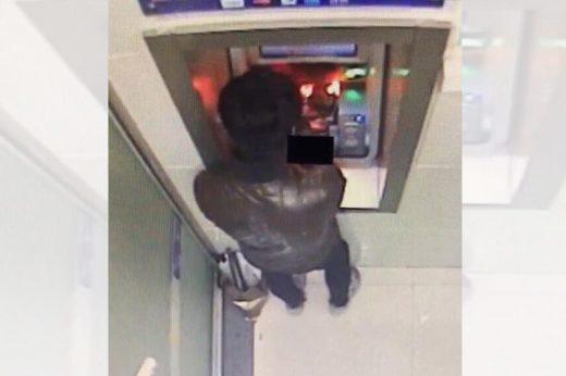 หนุ่มจีนแค้นตกงาน จุดไฟเผาตู้กดเงินก่อนดับด้วยฉี่ตัวเอง!