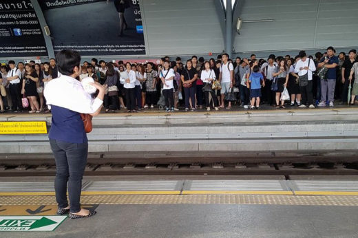 สาวตกรางแอร์พอร์ตลิ้งค์ดับ เจ้าหน้าที่เช็กวงจรปิด พบเจ้าตัวร่วงลงไปเอง