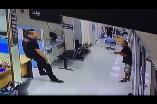 ต้องชมต้องแชร์! ตำรวจไทยสุดยอด เจรจายุติเหตุชายถือมีดจี้ตัวเองบุกโรงพัก