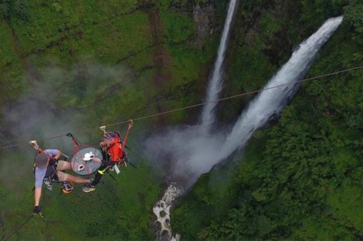 สัมผัสประสบการณ์ใหม่ จิบกาแฟแบบหวาดเสียวเหนือน้ำตกตาดฟาน สปป.ลาว