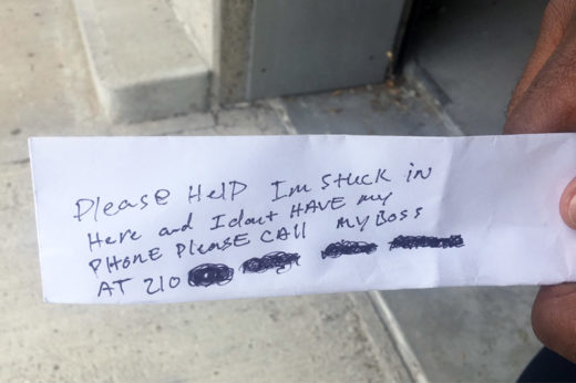 หนุ่มติดในตู้ ATM รอดตายเพราะขอความช่วยเหลือผ่านช่องจ่ายใบเสร็จ!