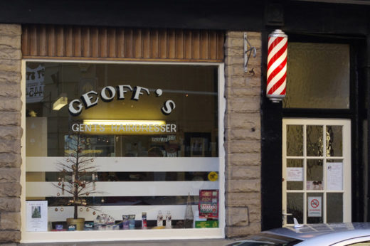 แท่งไฟหมุน ๆ สีแดง-ขาว ตามร้านตัดผมมีที่มายังไง มาดูประวัติของมันกัน