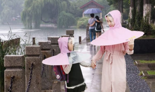 Umbrella Raincoat ไอเทมที่คู่ควรกับหน้าฝน เมื่อ “เสื้อกันฝน-ร่ม” รวมร่างเป็นชิ้นเดียวกัน!!