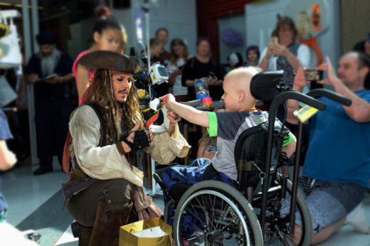 หล่อนอกจอ! ป๋า Johnny Depp แต่งชุดกัปตันแจ็ค สแปร์โรว์ เข้าเยี่ยมเด็กๆ ในโรงพยาบาล