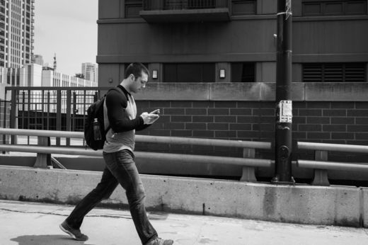 มาแปลก! เมืองฮอนโนลูลู ฮาวาย ออกกม.สั่งปรับผู้ใช้สมาร์ทโฟนระหว่างข้ามถนน