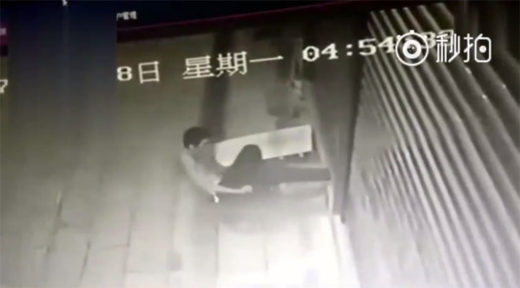 โถ โจรโง่! บุกย่องเบาร้านค้าแต่ประตูหนีบขาดึงไม่ออก นอนรอตำรวจมาช่วย-จับกุมเสร็จสรรพ