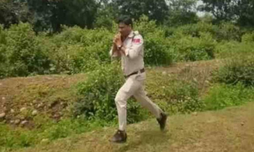 ตำรวจอินเดียแบกระเบิดขึ้นบ่าวิ่งเต็มเหยียดออกห่างชุมชน ไม่ยอมให้ชาวบ้านต้องอันตราย