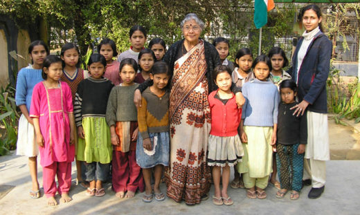 หญิงอินเดียผู้สูญเสียลูกสาว กลายเป็นแม่ให้เด็กหญิงกำพร้ากว่า 800 คน