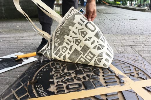 ชมผลงานบนผืนผ้าสุดเก๋ “Raubdruckerin” ศิลปะใกล้ตัวจากการพิมพ์ลายฝาท่อระบายน้ำ