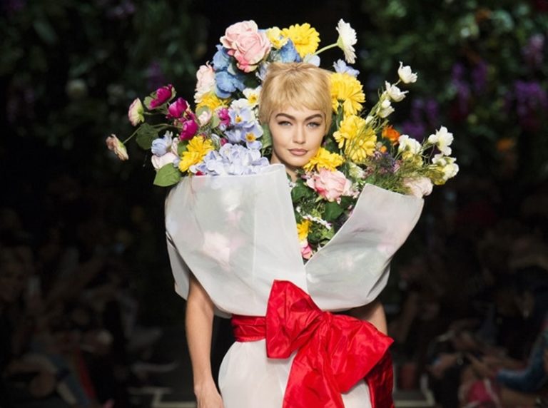 ส่องคอลเล็คชั่นใหม่สุดปัง! พังค์ร็อกผสมหวานแบ๊วจาก Moschino‘s Spring/Summer 2018