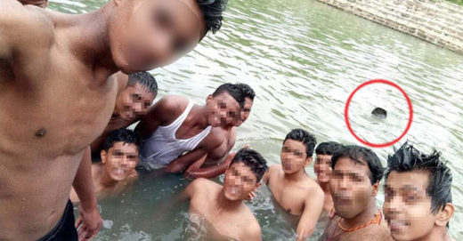 สลดใจ แก๊งเด็กนักเรียนรวมตัวถ่ายเซลฟี่ ไม่ทันรู้ตัวเพื่อนกำลังจมน้ำตายที่ด้านหลัง