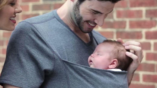 ไอเทมพ่อลูกอ่อน! เสื้อยืดจิงโจ้ มาพร้อมกระเป๋าหน้าอกไว้ช่วยอุ้มลูกน้อย