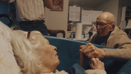 สุดซึ้งรักแท้ของคู่รักในวันที่สังขารโรยรา กุมมือบอกรักแสนหวานฉลองวิวาห์ปีที่ 80