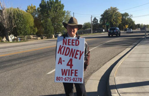 ลุงวัย 74 ไม่ท้อความลำบาก แบกป้ายประกาศเดินเท้านับสิบกิโลเมตรทุกวัน หวังช่วยชีวิตภรรยาป่วยไตวาย