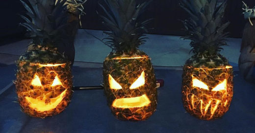 ไอเดียแต่งบ้านรับฮาโลวีน เก๋ๆ ง่ายๆ ด้วย Jack O’ Lantern จากสับปะรด