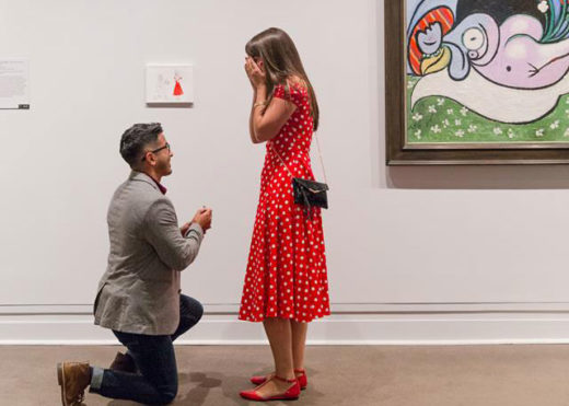 หนุ่มสายอาร์ตขอแฟนแต่งงานในพิพิธภัณฑ์ศิลปะ ด้วยรูปวาดและแผนแสนโรแมนติก