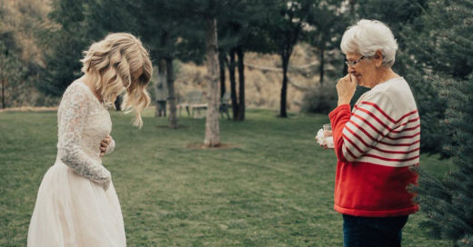 สุดซึ้ง หลานสาวสวมชุดแต่งงานเก่าของคุณย่าเข้าพิธีวิวาห์ ฟื้นความรักความทรงจำแสนหวานผ่านชุดสวย