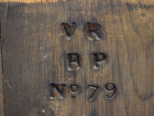 ชายอังกฤษเพิ่งรู้ตู้เสื้อผ้าโบราณที่ซื้อมือสองแท้จริงเป็นเครื่องใช้ในวัง เพราะเห็นสัญลักษณ์นี้!