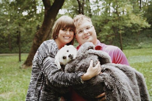 เมื่อคู่รักเบื่อถูกถามเมื่อไรจะมีลูก เลยบอกคำตอบไว้ใน “รูปถ่ายครอบครัว” 2 คน 1 ตัวก็อบอุ่นดี