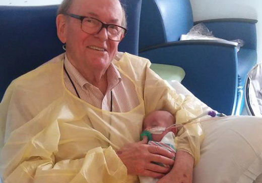 ภารกิจวัยเกษียณของคุณตาผู้น่ารัก เป็นอาสาสมัครดูแลผู้ป่วยเด็กอ่อนนอนโรงพยาบาล