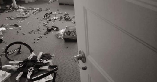 มนุษย์แม่เก็บกวาดห้องเกลื่อนของเล่นลูกอย่างเหน็ดเหนื่อย กระทั่งสามีเอ่ยคำนี้ ชีวิตเธอก็เปลี่ยนไป!