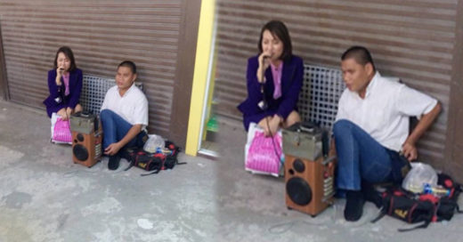 ใครเห็นเป็นต้องยิ้ม พนักงานสาวออฟฟิศคนสวยช่วยชายวณิพกตาบอดร้องเพลง