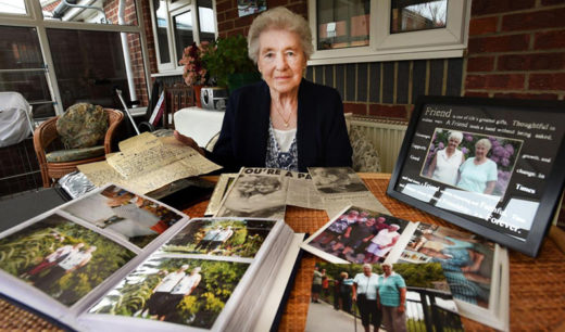 สองคุณยายอยู่ห่างกันครึ่งโลก ฉลอง 70 ปีการเป็นเพื่อนทางจดหมาย ส่งถึงกันตั้งแต่วัยเด็กจนชราไม่มีขาด