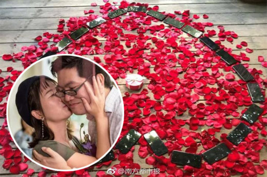 อิจฉาตาร้อน! หนุ่มจีนโชว์ป๋าวางแหวนหมั้นท่ามกลาง iPhone X 25 เครื่อง คุกเข่าขอแฟนสาวแต่งงาน