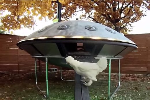 ไอเดียเก๋ไม่ใช่น้อย! คู่รักผู้หลงใหลเรื่องอวกาศจากรัฐไอดาโฮ ประดิษฐ์ “เล้าไก่” ทรงจานบิน UFO จากต่างดาว