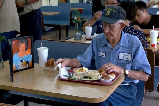 รักนี้ความตายมิอาจพราก คุณตาวัย 93 พกรูปถ่ายภรรยามากินอาหารร้านประจำด้วยความคิดถึงสุดหัวใจ