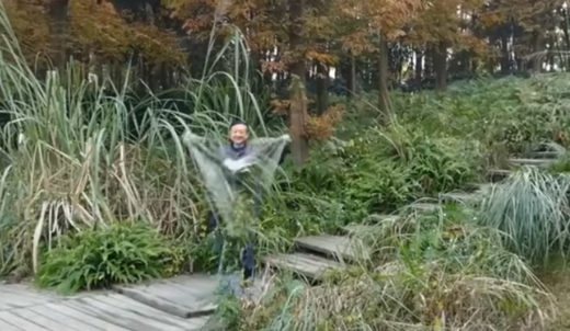 เกือบเนียนแล้ว! คลิปโชว์ใช้ “ผ้าคลุมล่องหน” ทำคนทึ่ง ก่อนโดนจับไต๋ที่แท้แค่ตัดต่อ