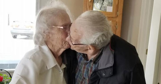 สองตายายใจสลายจูบร่ำลา ถูกแยกอยู่แคร์โฮมคนละแห่ง เป็นคริสต์มาสแรกในรอบ 69 ปีที่ไม่ได้อยู่ด้วยกัน