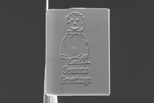 จิ๋วกว่านี้ไม่มีแล้ว! นักวิทยาศาสตร์แดนผู้ดีประดิษฐ์การ์ดคริสต์มาสขนาดเล็กที่สุดในโลก