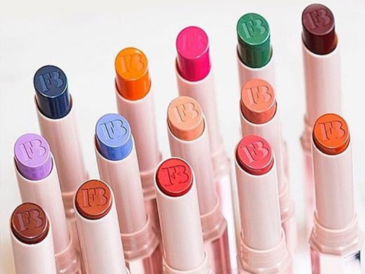 มีครบยิ่งกว่าดินสอสี! แม่ Rihanna จัดให้กับไลน์ลิปสติกสุดจี๊ด Fenty Beauty “Mattemoiselle”