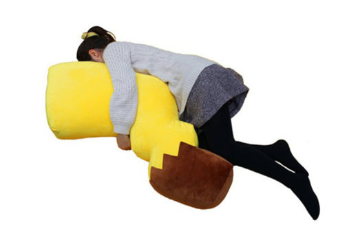 น่ารักอะไรอย่างนี้! ร้าน Pokémon Center วางขายหมอนหาง Pikachu ไซส์ใหญ่ กอดอุ่นหนุนสบาย~